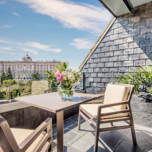 Enjoy 50th anniversary events at ApartoSuites Jardines Sabatini